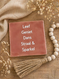 TEGELTJE "LEEF GENIET DANS STRAAL & SPARKEL".