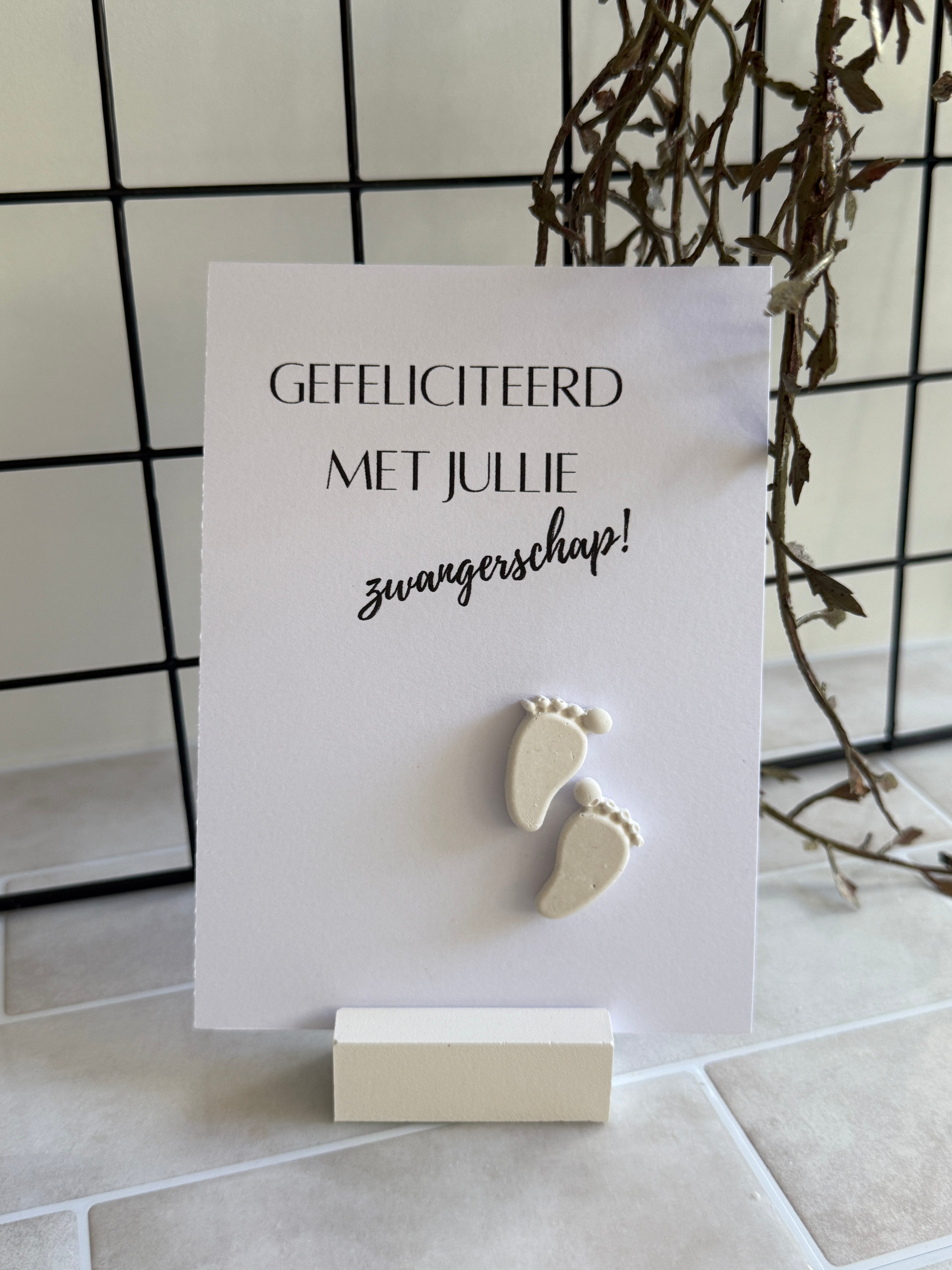 KAART " GEFELICITEERD MET JULLIE ZWANGERSCHAP".