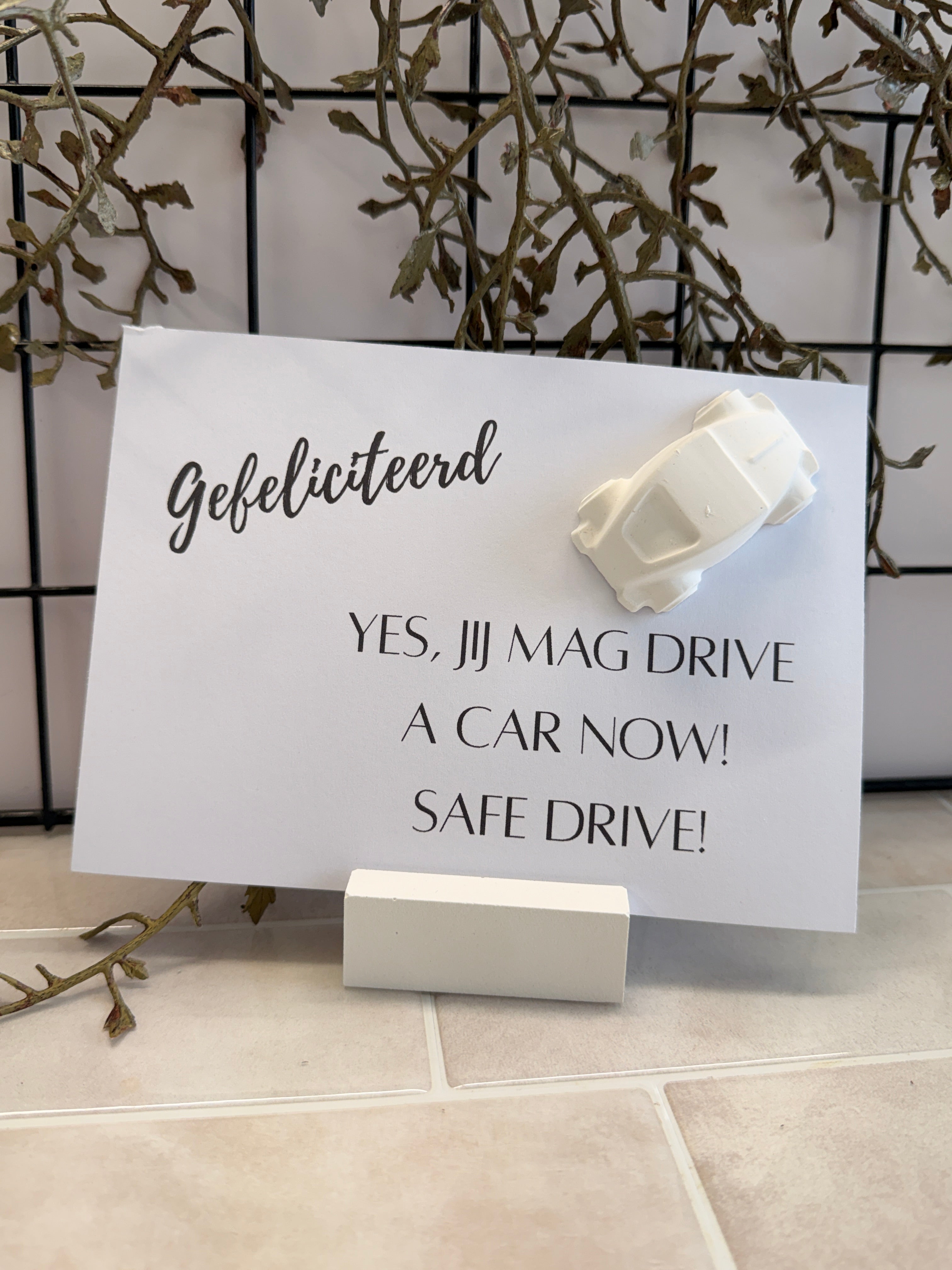 KAART " GEFELICITEERD! YES JIJ MAG DRIVE A CAR NOW! SAFE DRIVE!".